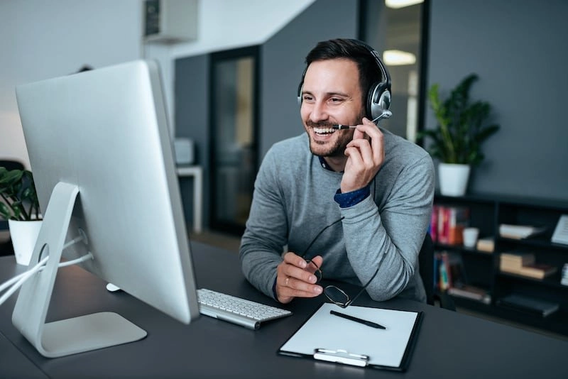 AdobeStock_231775261-copy customer agent